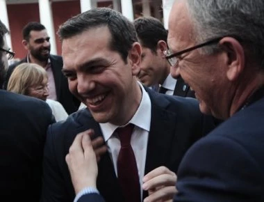 Η στιγμή που ο Δ. Τζανακόπουλος βοηθάει τον Α. Τσίπρα να φορέσει την «περιβόητη» γραβάτα (βίντεο)